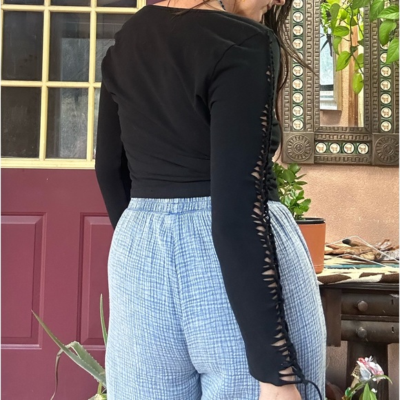 Women’s Large Black Long Sleeve Layering Crop with Handwoven Design Down Arms - Picture 3 of 11